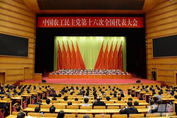 朱爱华主委向中共淮安市委领导汇报农工党十六大盛况